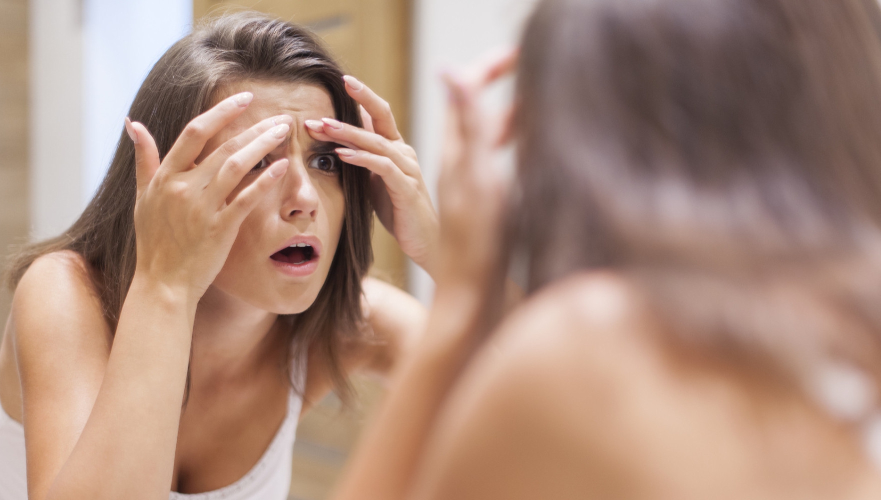 4 mituri false despre acnee. Nu apare doar la ADOLESCENȚI și nu e cauzată de igiena precară