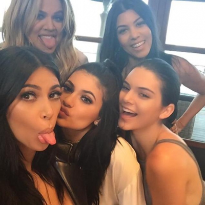 Cele mai incitante imagini cu cele cinci surori Kardashian! Au încins imaginaţia americanilor