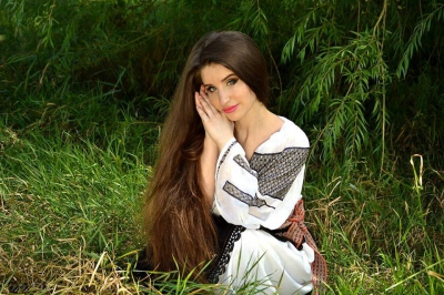 O cântăreaţă din România nu s-a mai tuns de 12 ani. Cum arată acum părul ei