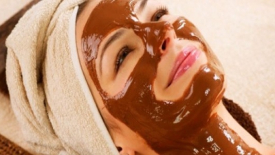 Cum îţi faci acasă mască de faţă cu ciocolată. Îţi revigorează pielea şi catifelează tenul!