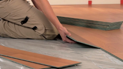 Redecora dormitorul și a găsit sub parchet o scrisoare.A citit-o surprins!Nu știa cum să reacționeze