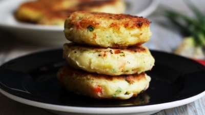 Reţeta zilei: P&acirc;rjoale din cartofi cu ceapă verde