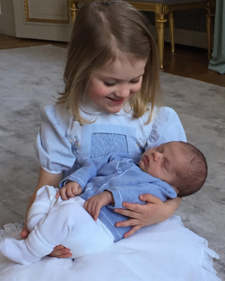 Fotografii adorabile cu noul principe al Suediei, Oscar, în braţele surorii sale de 4 ani