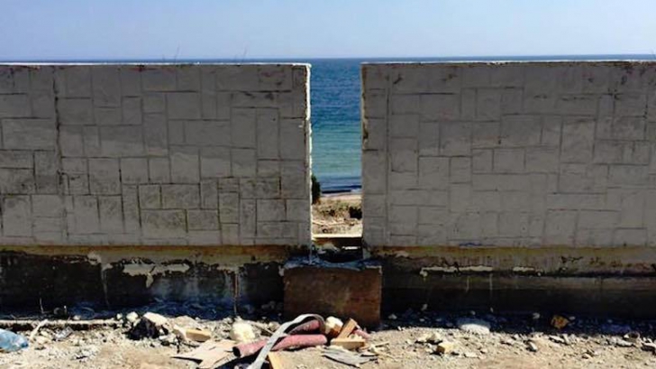 Scandal la Mangalia: un zid ridicat pe faleză blochează vederea spre mare. Primarul acuză: "Trucaje"