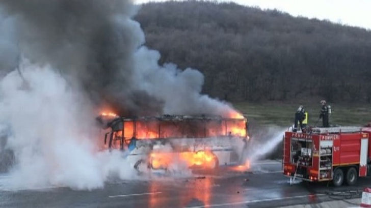 Un autocar cu pasageri a luat foc în apropiere de Cluj-Napoca