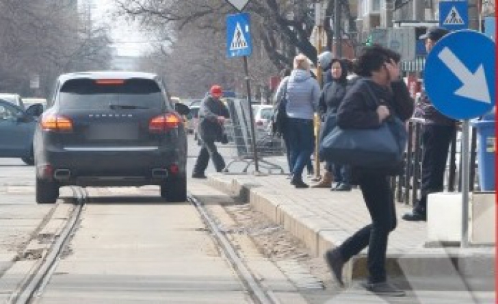 Poliţiştii au văzut un Porsche ce mergea haotic prin Bucureşti. ŞOCAŢI când au zărit cine e şoferiţa