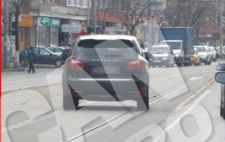 Poliţiştii au văzut un Porsche ce mergea haotic prin Bucureşti. ŞOCAŢI când au zărit cine e şoferiţa