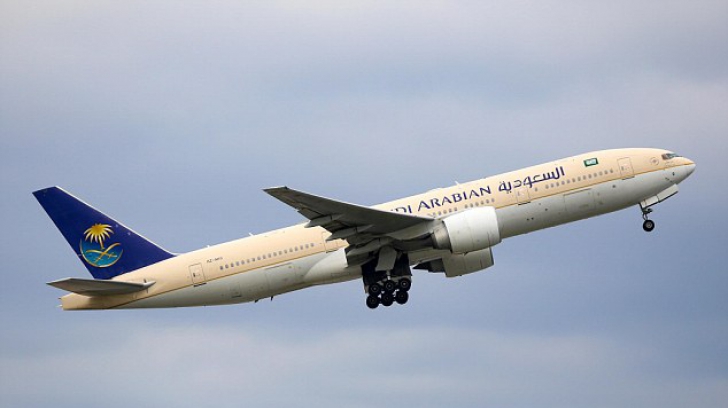 Pilotul unui avion cu 220 de pasageri la bord a murit în timpul zborului 