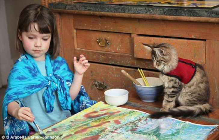 Povestea pictoriței de 6 ani care suferă de autism. E ajutată de o pisică. Imaginile te vor copleși