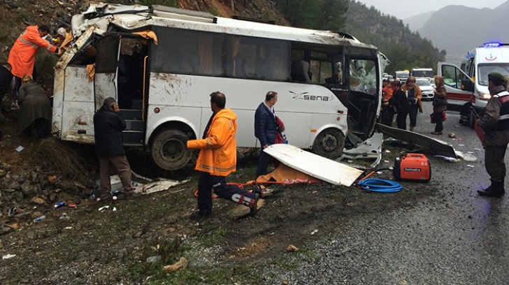 Doi români morţi şi alţi 14 răniţi într-un accident de microbuz în Turcia. MAE, celulă de criză
