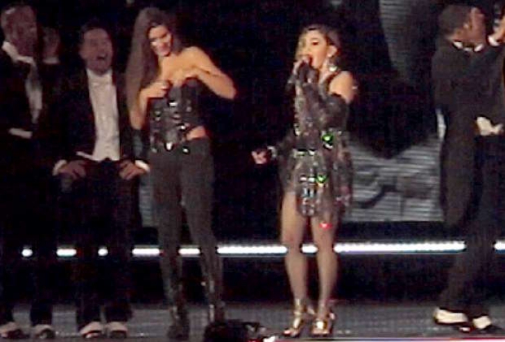 Madonna a dat-o în bară pe scenă. A dezbrăcat în faţa lumii o minoră de 17 ani. Tânăra, o bombă sexy
