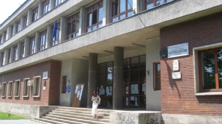 Incident la un colegiu din Ploieşti. Un elev a ajuns la spital cu maxilarul rupt