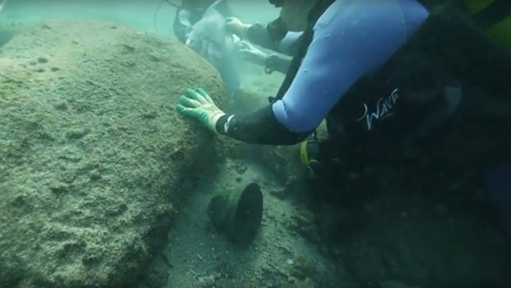 Făcea scufundări când a găsit o corabie veche de 500 de ani. A cercetat-o cu atenție! S-a cutremurat