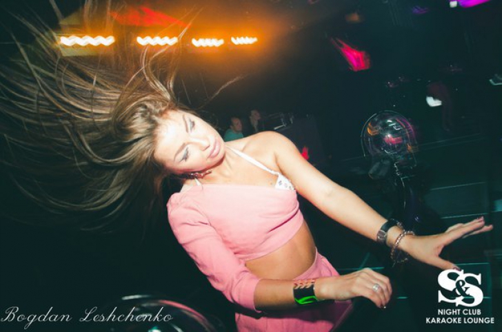 Imaginile care şochează! Cum se distrează tinerii din Doneţk în cluburile de lângă câmpul de luptă