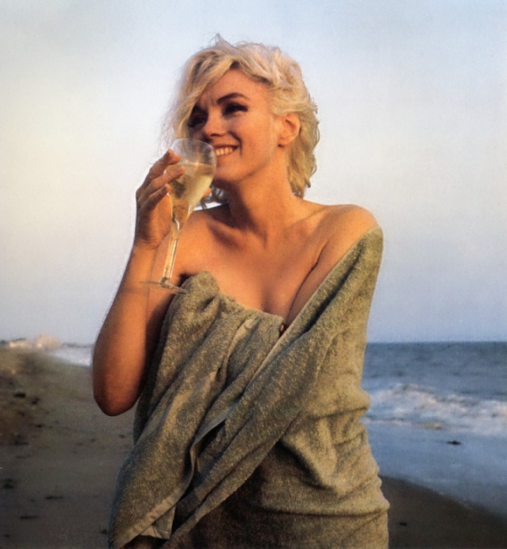 Cum arăta Marilyn Monroe la vârsta de 36 de ani, când a murit. Ultima şedinţă foto a divei