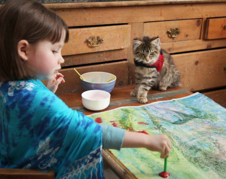 O fetiță de 6 ani cu autism creează cele mai inspiraționale picturi! Este comparată deseori cu Monet