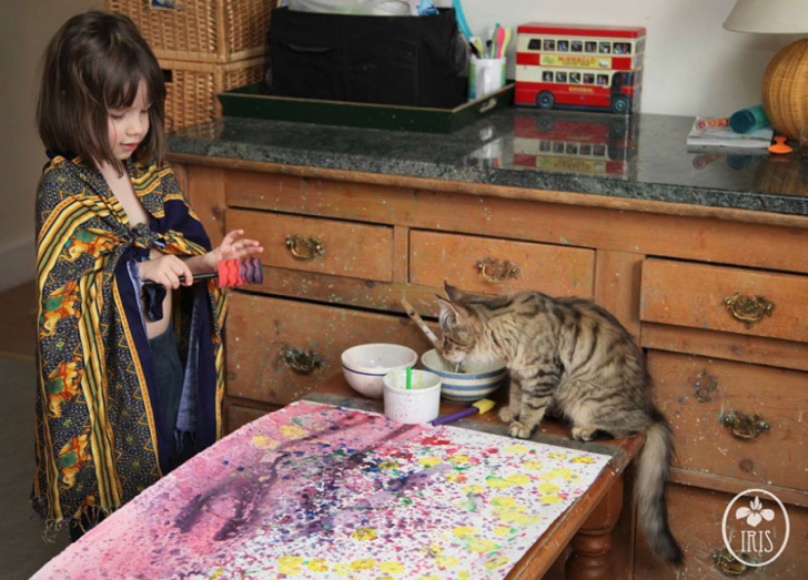 O fetiță de 6 ani cu autism creează cele mai inspiraționale picturi! Este comparată deseori cu Monet