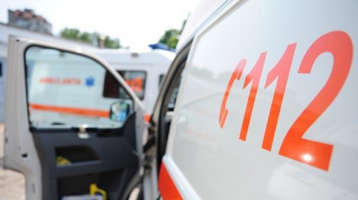 Ambulanță care transporta o fetiță operată pe creier a fost lovită de un camion: 2 victime