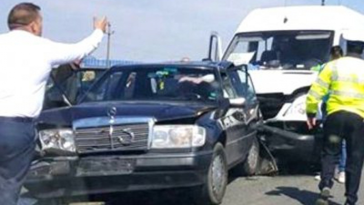 Accident grav, în Argeş, cu un microbuz şi trei maşini: şapte persoane, rănite