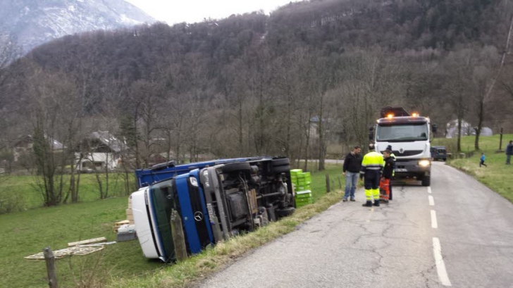 Un camion din România s-a răsturnat în Franţa. Şoferul dă vina pe GPS