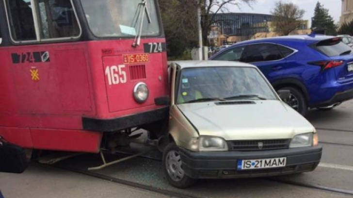 Accident de tramvai în Iaşi. Circulaţia, îngreunată