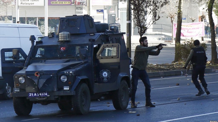 Atac cu mașină-capcană și rachete în Turcia