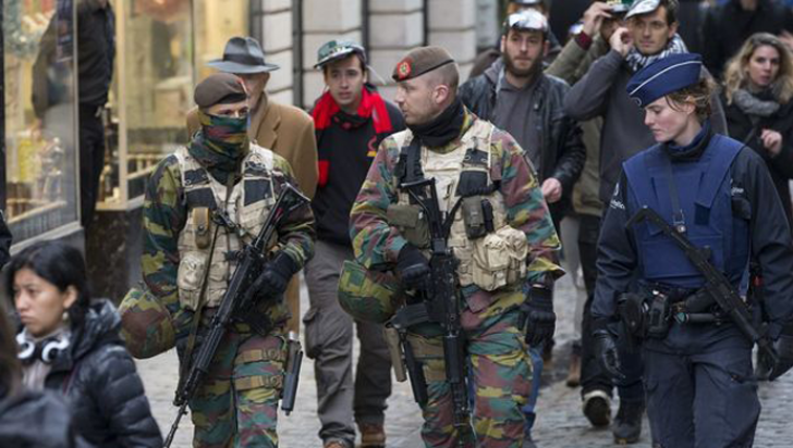 Cel puţin 8 suspecţi în cazul atentatelor teroriste din Paris şi Bruxelles, căutaţi în Europa