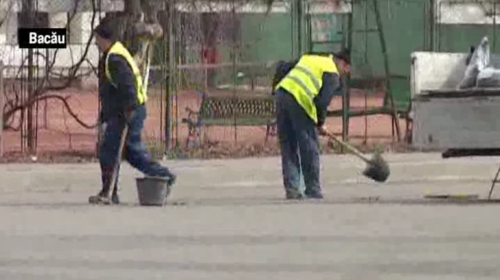 Dorel "loveşte" din nou: asfaltare cu mătura, lopata şi târnăcopul pe străzile din Bacău