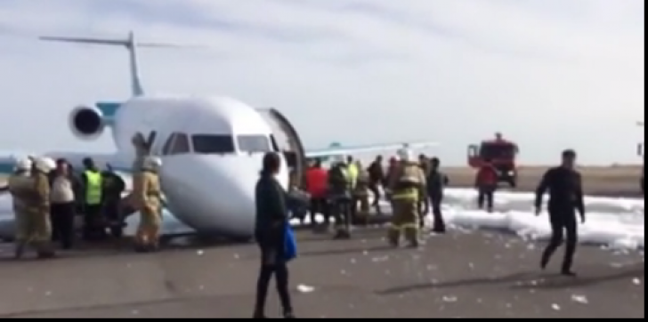 Un avion cu 116 persoane la bord a aterizat fără trenul din față