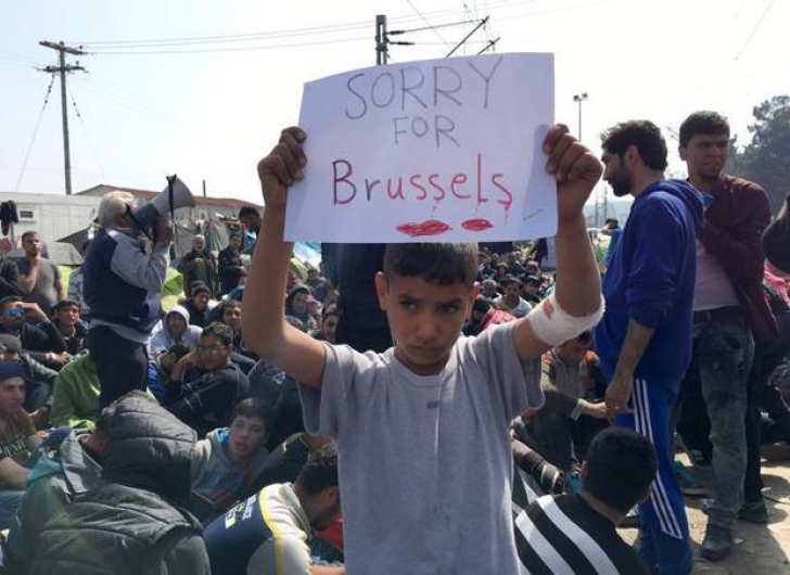 Gestul unui băieţel sirian dintr-o tabără de refugiaţi, după atacurile din Bruxelles