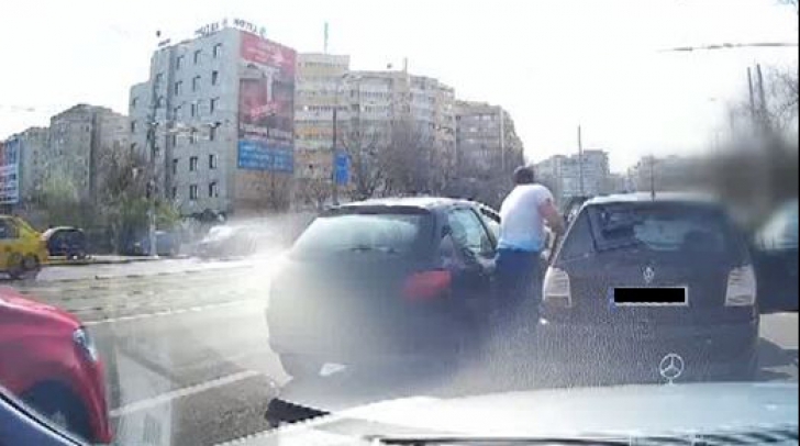 Imagini scandaloase. De ce s-au bătut doi șoferi în plină stradă, în centrul Capitalei