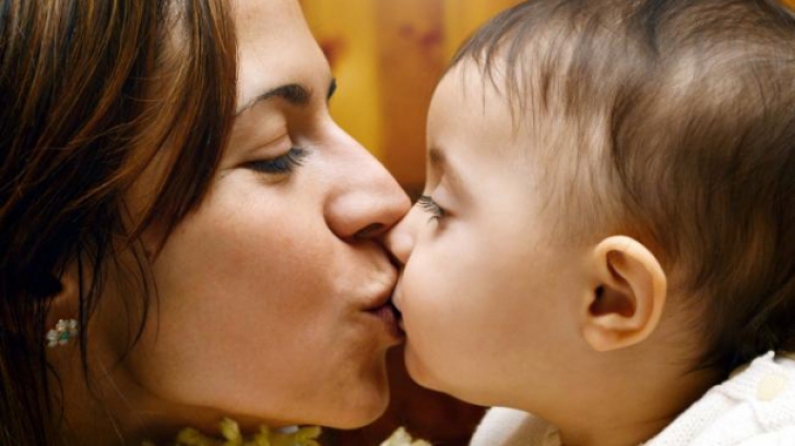 Îţi săruţi copilul pe buze? Adevărul dur despre acest gest aparent banal