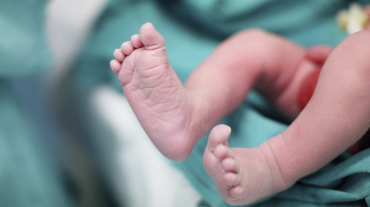 Un bebeluş din Argeş, cu sindromul hemoltic uremic, transferat la Bucureşti