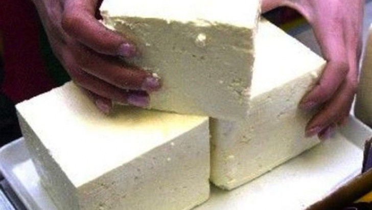 Cum faci diferența între brânza adevărată, din lapte, și cea falsificată, plină de margarină