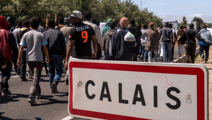 Marea Britanie oferă Franţei 22 de milioane de euro în criza imigranţilor de la Calais