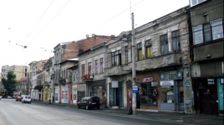 Scene de coşmar în Bucureşti. Un bărbat ameninţă că se aruncă de pe un imobil de pe Calea Griviţei