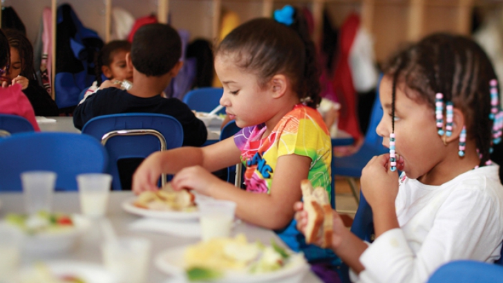 Nereguli constatate la zeci de unități de servire a mesei pentru elevi și preșcolari din Argeș