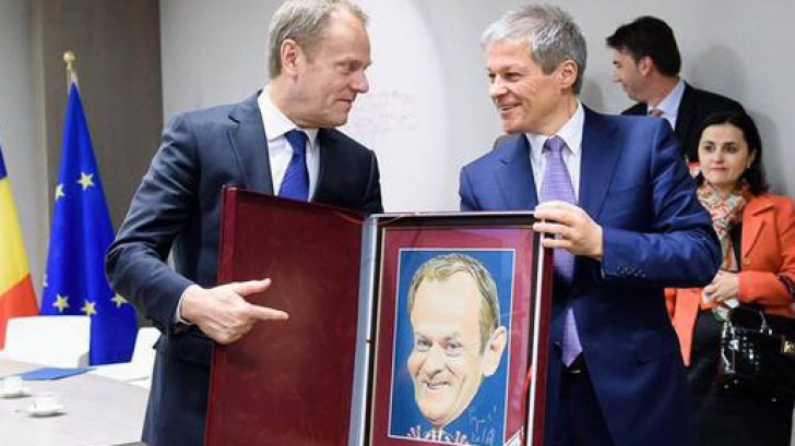 Premierul Cioloş i-a dat lui Donald Tusk o caricatură pentru a-şi "descreţi fruntea"