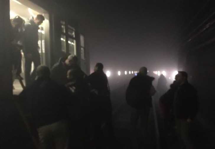 Călătorii din metrou, evacuați prin tunel, după explozia din stația Maelbeek