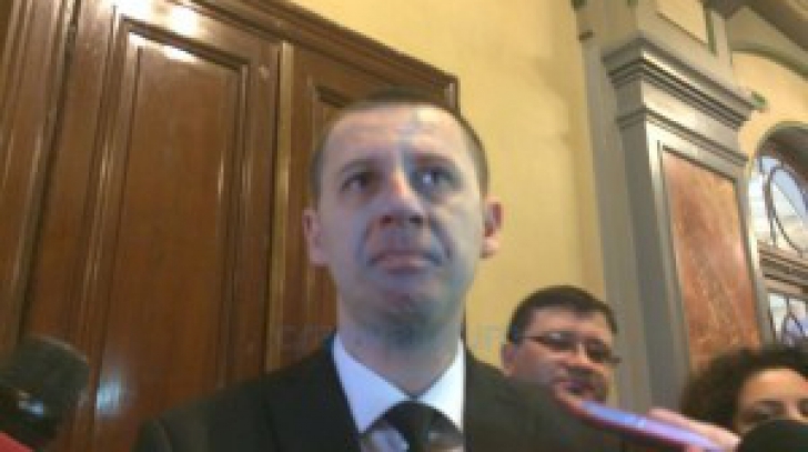 În lacrimi pe holurile Primăriei. Reacţia unui consilier local după reţinerea Olguţei Vasilescu