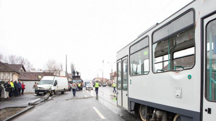 Accident teribil: un stâlp de electricitate a căzut peste un tramvai. Un copil este rănit