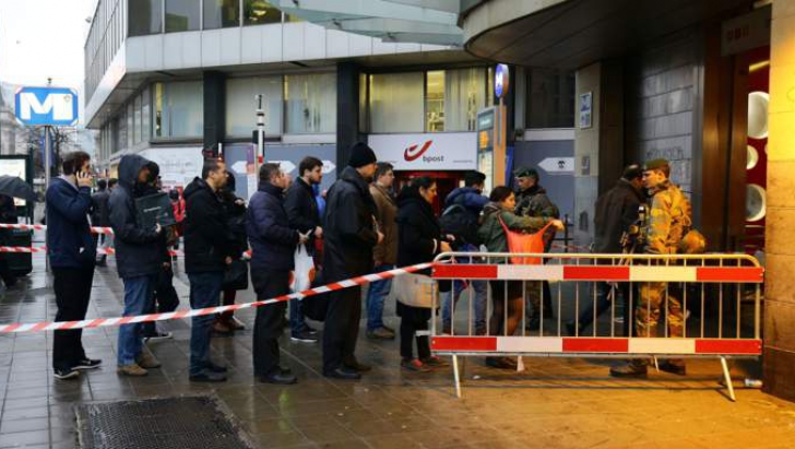 Metroul din Bruxelles a fost deschis parţial. Militarii controlează bagajele pasagerilor
