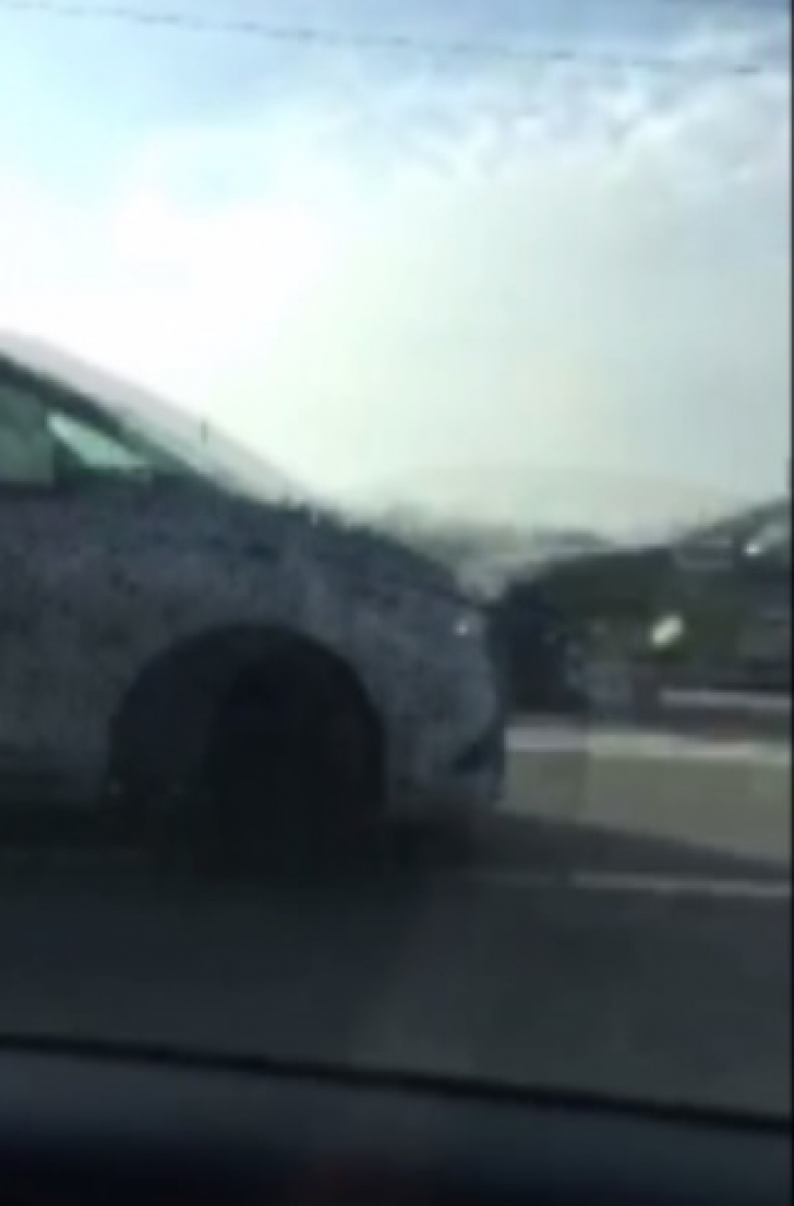 Dacia ne pregăteşte o SURPRIZĂ. Şoferii au filmat noul model CAMUFLAT, la probe, pe autostradă