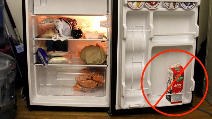 Nu mai depozita laptele pe uşa frigiderului!