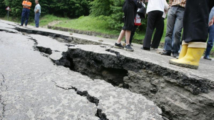 Alunecări de teren în Gorj: un drum s-a surpat, iar o conductă petrolieră a fost avariată