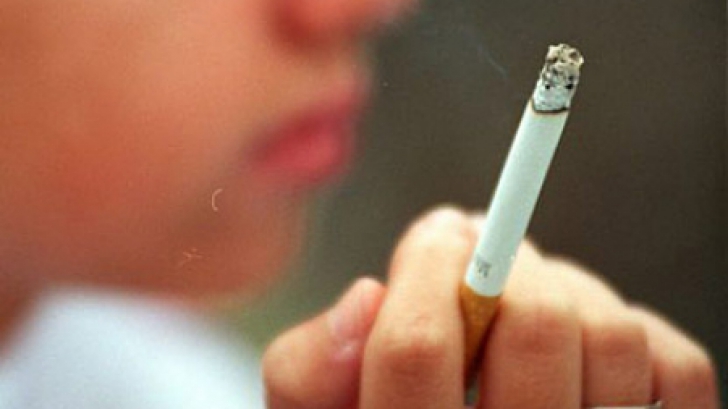 Elevi amendaţi pentru fumat: au fost prinşi cu ţigările aprinse chiar în curtea liceului