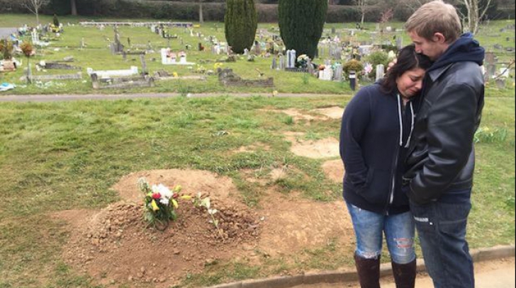 A mers să se roage la mormântul fiicei sale. Când a ajuns acolo, stupoare. ”Nu pot crede așa ceva”