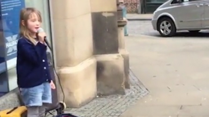Această fetiţă cânta pe stradă, însoţită de tatăl ei. Ce s-a întâmplat apoi e incredibil