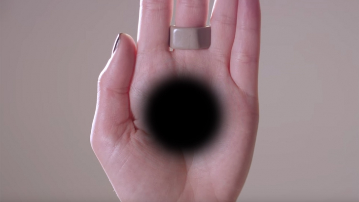 Cea mai tare iluzie optică. Gaura neagră din palmă 