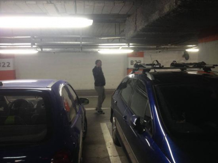 Păţanie bizară: cum era un bucureştean să rămână fără maşină în parcarea unui mall